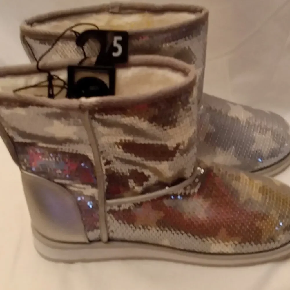 NWT Metallic silver boots with Stars girls size 5